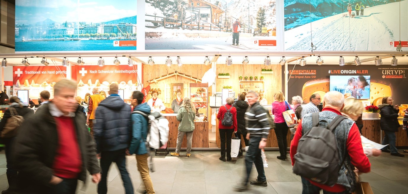 Un stand d'information de la marque Suisse Garantie lors d'une foire grand public.