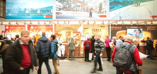 Suisse Garantie auf einer Messe, auf dem Bild ist der Messestand mit ganz vielen Menschen abgebildet.