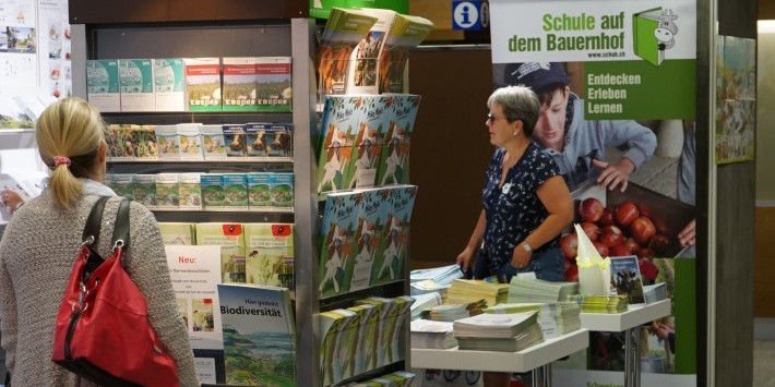 Lehrerinnen lernen das Angebot der AMS Schularbeit am agriscuola-Stand an einer Lehrmittelmesse kennen. 